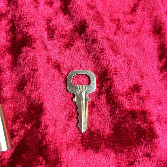 Louis Vuitton LV Lock And Key. Also included is a up cycle Keychain - Picture 5 of 8